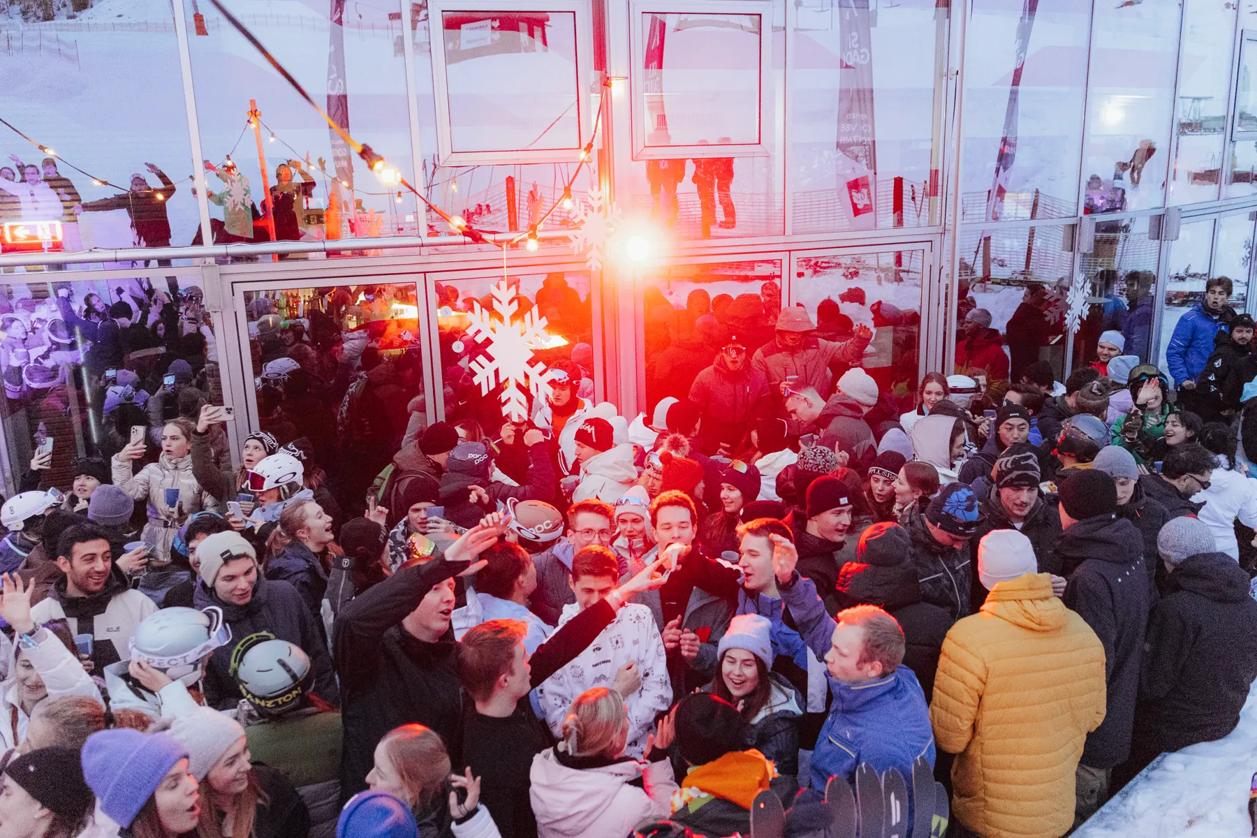 Skigaudi-Crowd feiert bei einer Après-Ski-Party im Freien