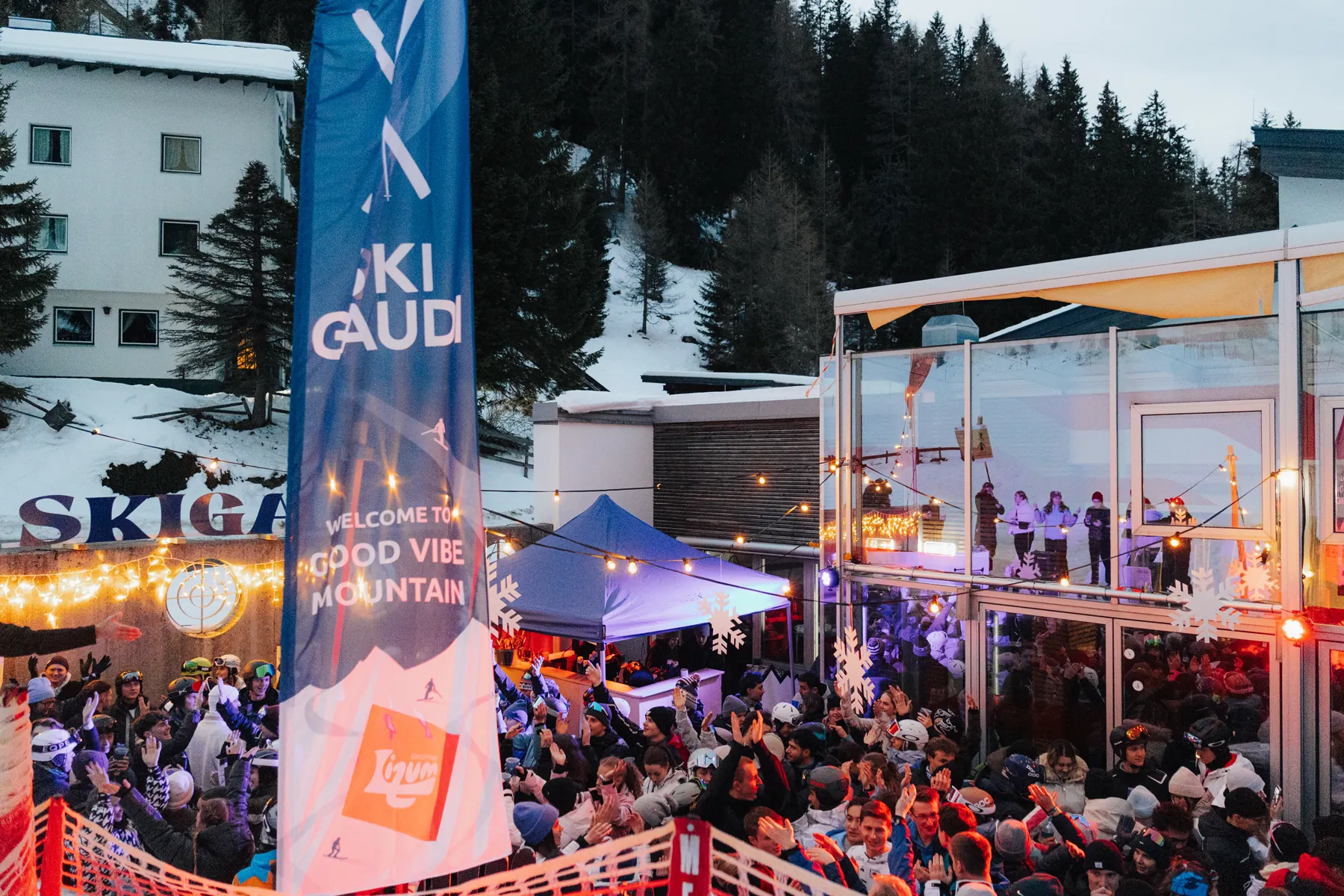 Skigaudi-Party mit einem Banner von Good Vibe Mountain im Schnee