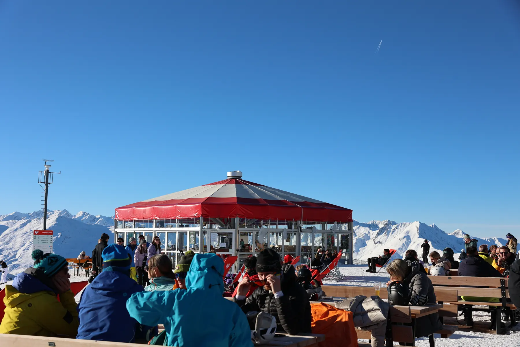 Skifahrer entspannen an der roten Hoadl-Terrasse über den Bergen