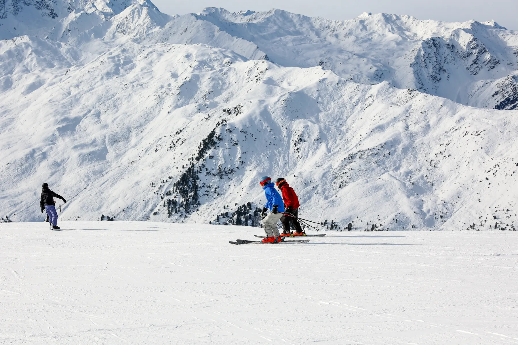 Skifahrer auf einer weiten Piste in der Axamer Lizum
